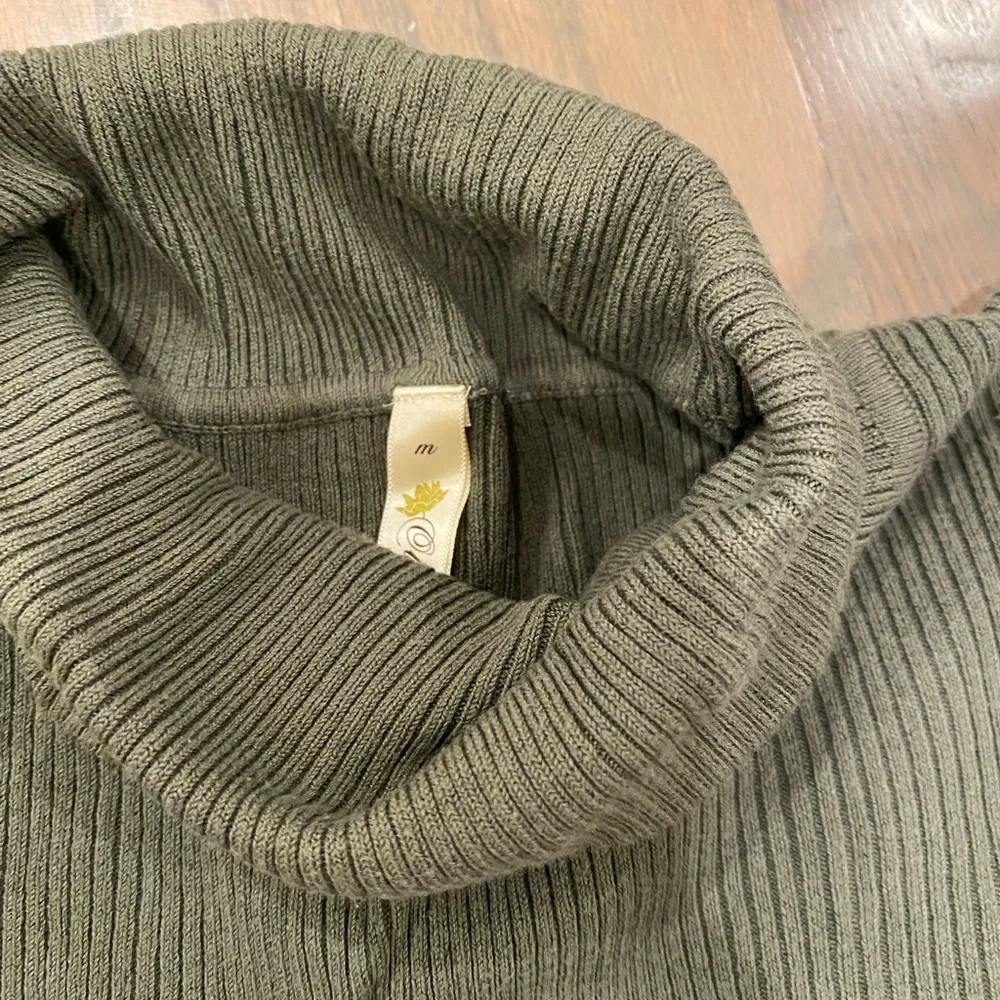 🌺 Old Navy Maternity women turtleneck size M